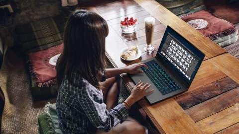 Femme travaillant avec des photos sur un PC portable