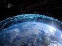 Vue satellite de la Terre avec superposition du réseau de communications mondial